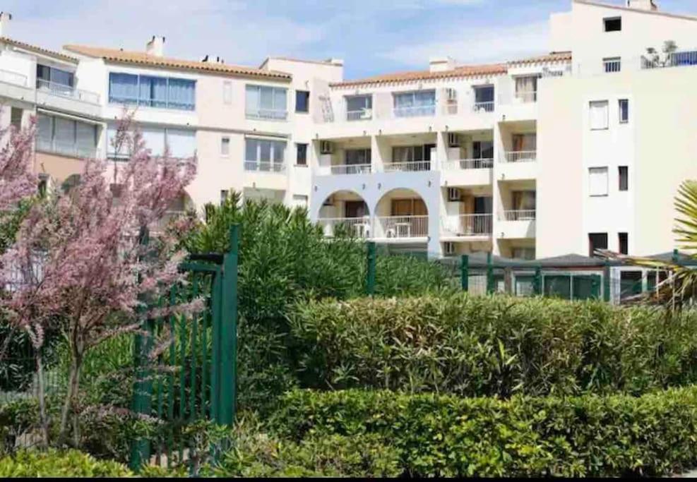 Richelieu Poolside Retreat: Beachfront Apartment for Six Agde Exterior photo